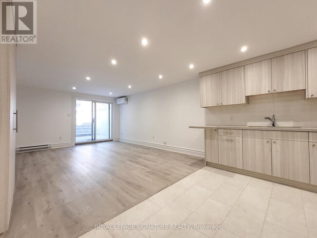 Photo - 18 Coxwell Ave Unit Lower