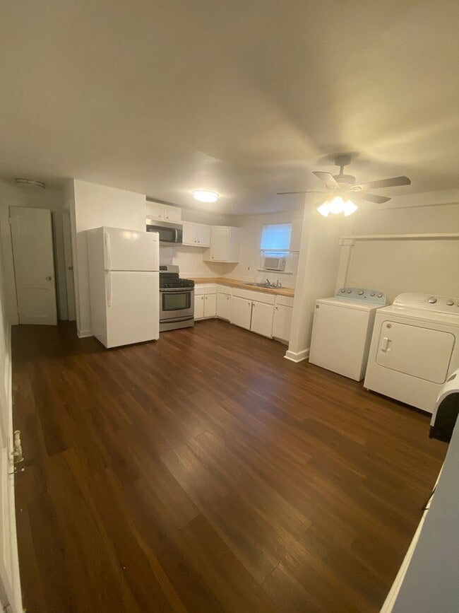 Building Photo - 2809 First St Unit C