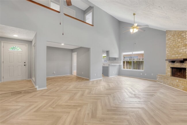 Photo - 619 Leicester Ln