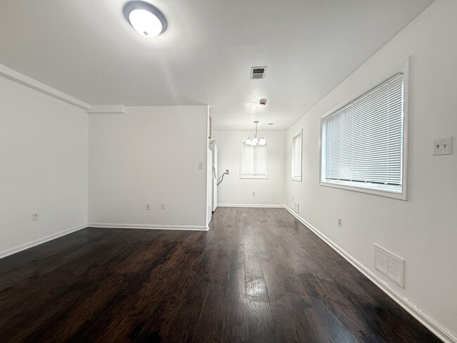 Building Photo - 506 Eastern Ave NE Unit 102