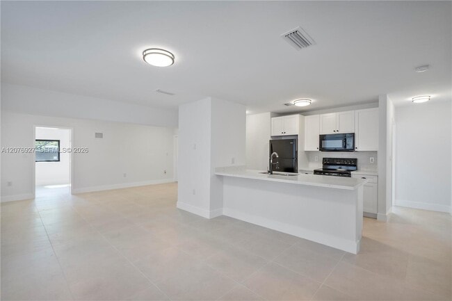 Building Photo - 490 NE 141st St Unit 490