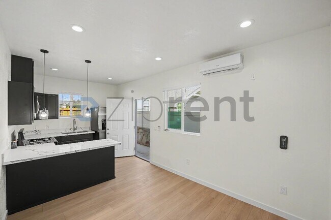 Building Photo - Unit