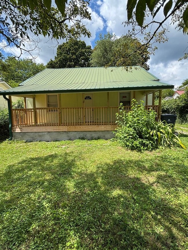 Building Photo - Freshly Renovated 3-Bed, 2-Bath Home Just ...
