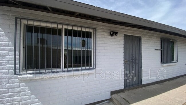 1027 S Santa Rita Ave