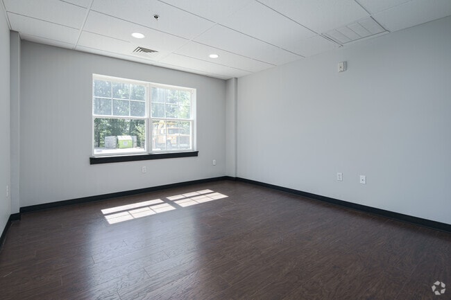 2BR, 1BA - 900SF