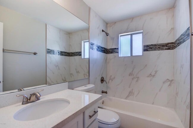 Photo - 1424 W 6th Pl