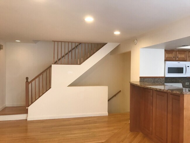 Photo - 320 W Inverrary Ln