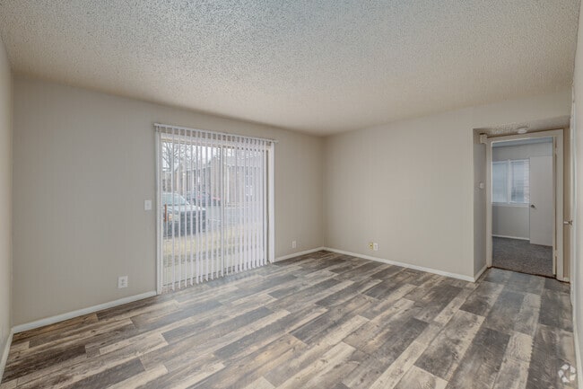 1BR, 1BA - 740SF - Living Area