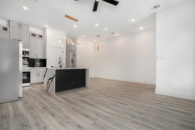 Photo - 3652 Seabrook St