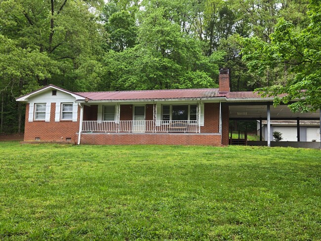 Roomy 3br country home with a sunroom! - Roomy 3br country home with a sunroom!