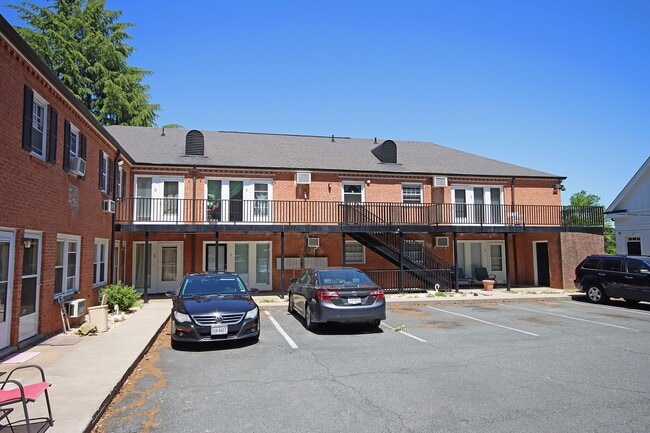 Building Photo - Student-Friendly Ivy Rd Apartment Near Foods of All Nations Unit Ivy Rd 2114 #07