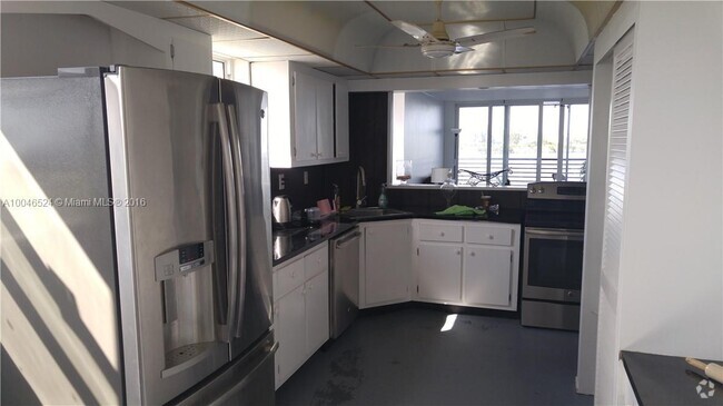 Building Photo - 2 bedroom in North Miami FL 33179 Unit 501 Rental