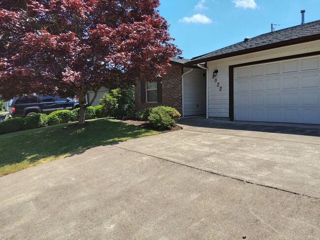 Building Photo - Best 2 Bedroom - 2 Bath Duplex Unit On The Market