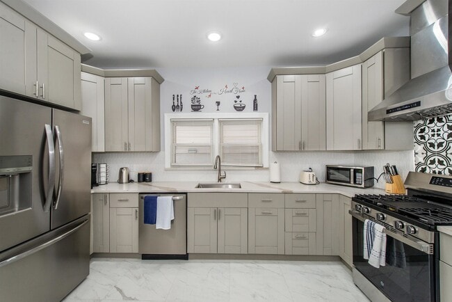 Photo - 19 W 27th St