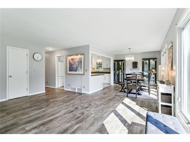 Photo - 455 Black Oaks Ln N
