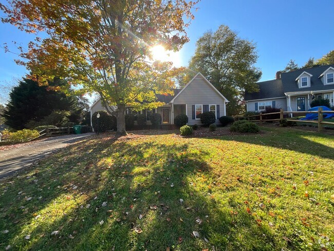 Building Photo - Great 3/2 Home in High Point, one level, b...