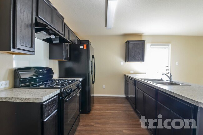 Photo - 9735 Marbach Gdn