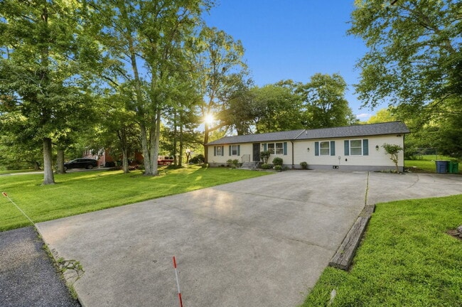 Photo - 205 Manning Rd E