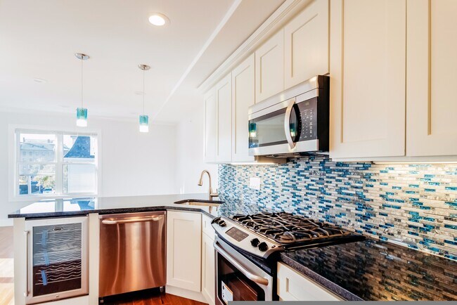 Building Photo - 95 Maverick St Unit 3