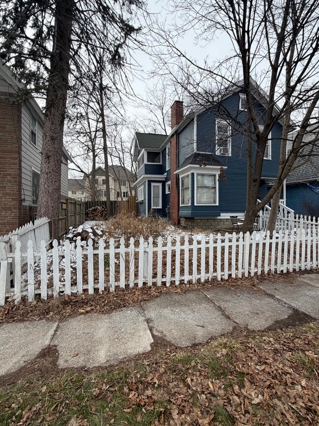 Building Photo - 612 Cherry St