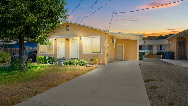 Building Photo - 2 bedroom 1 bathroom duplex Vacaville Rental
