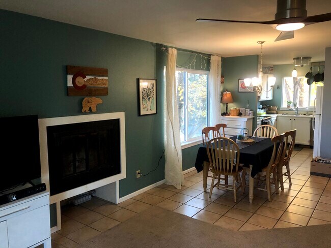 Sala de estar/comedor, chimenea a leña - 3465 Lochwood Dr Unidad A8