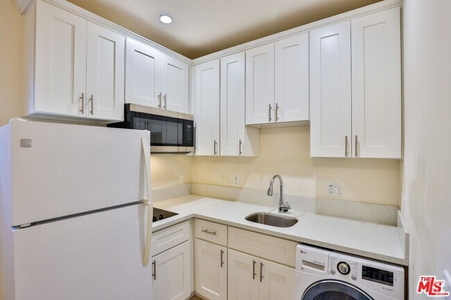 Building Photo - 1327 W Adams Blvd Unit Downstairs Rental