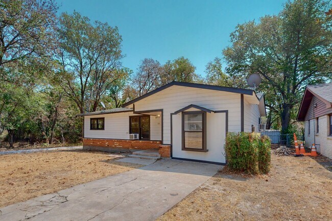 Photo - Charming 3-Bed/1 Bath Home with Private Backyard for Lease