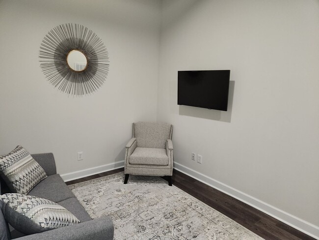 2 bed 1 bath Furnished Apt in Downtown Bla... - 2 bed 1 bath Furnished Apt in Downtown Bla...