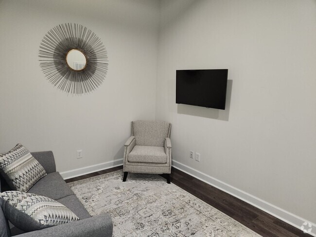 Building Photo - 2 bed 1 bath Furnished Apt in Downtown Bla...