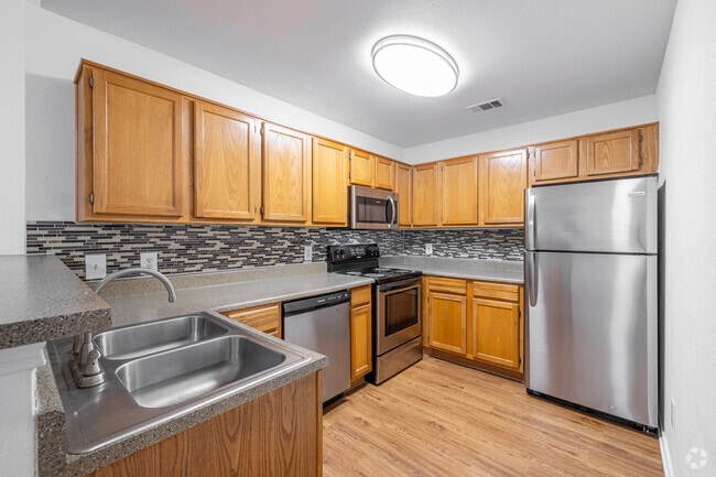 2BR, 2BA - 1,000SF - Kitchen