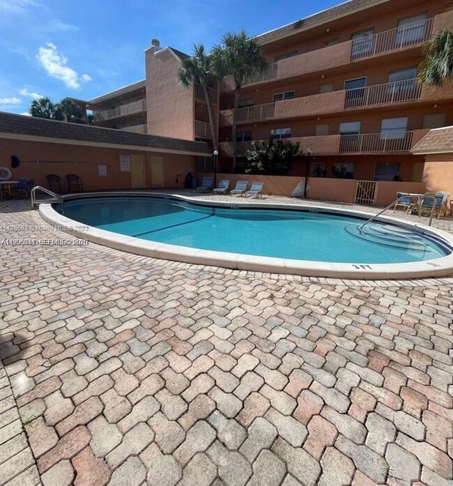 Photo - 3100 N Pine Island Rd Unidad 103