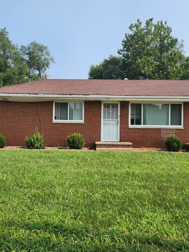 Building Photo - Swords & Rohmann Unit 3027