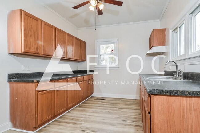 Photo - 602 Loftus St