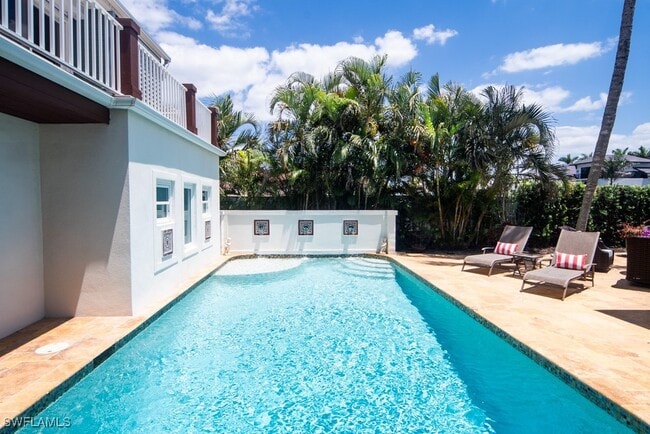 Building Photo - 374 14th Ave S