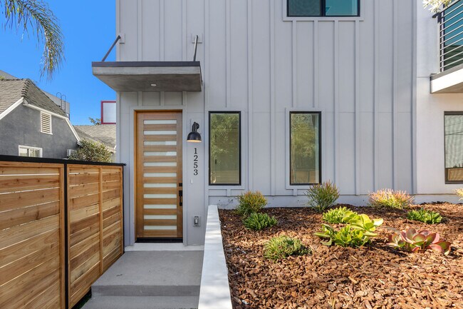 Photo - 1255 N Gower St