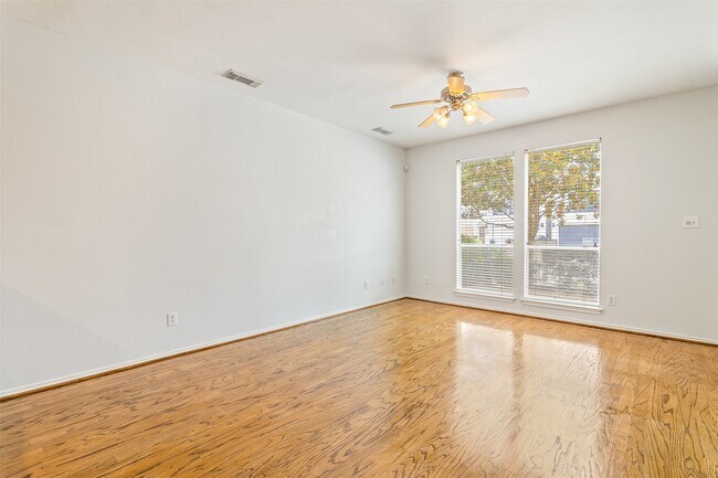 Photo - 1809 Genesee St