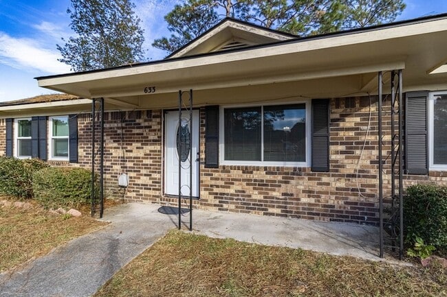 Photo - 633 Slade St
