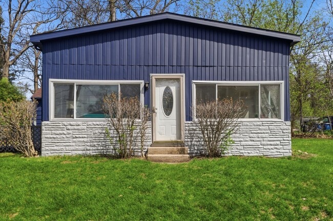 Building Photo - 3-bedroom home with deeded access to all-sports Loon Lake