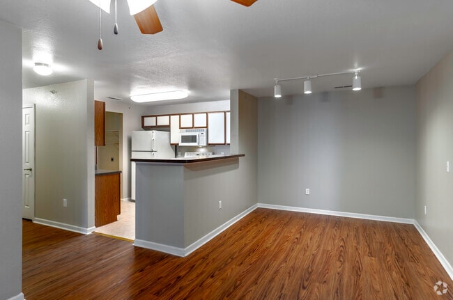 2BR, 2BA - 987SF