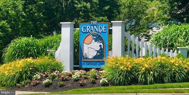 Photo - 349 Huntington Dr