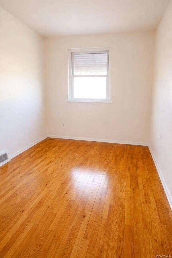 Photo - 1958 Burke Ave