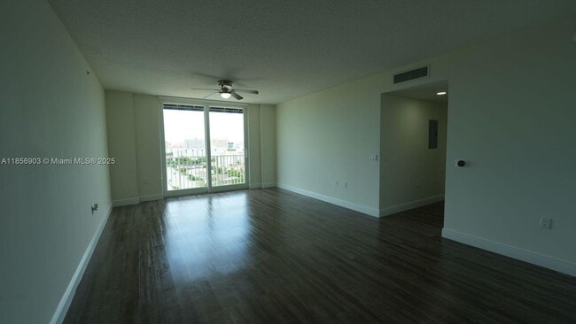 Building Photo - 987 SW 37th Ave Unit 1203 Rental
