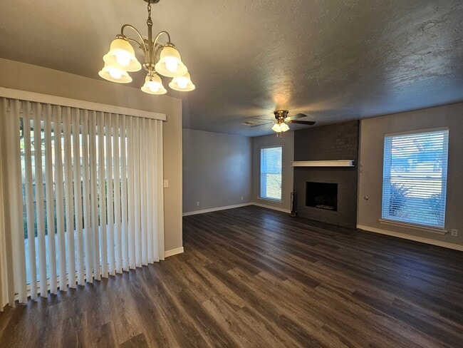 Photo - (3) Bed/(1.5) Bath in Noble Avail NOW!