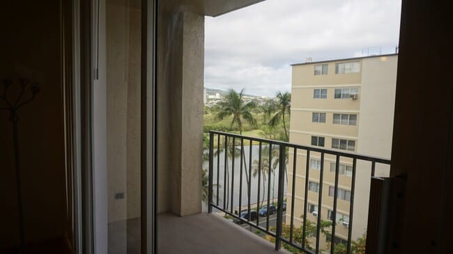 Building Photo - Fairway Villa Waikiki studio for rent