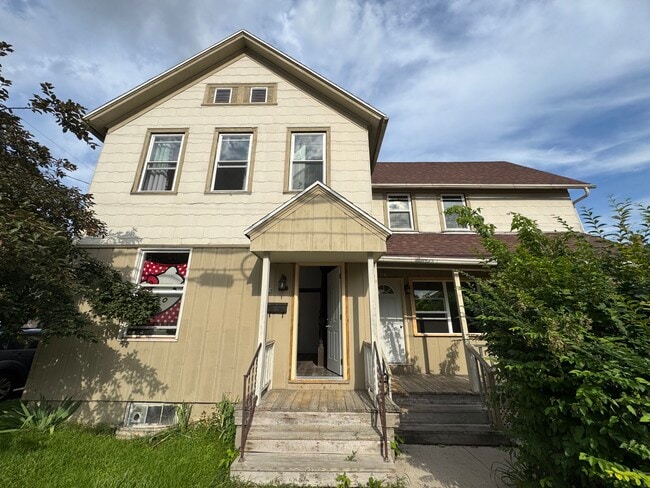 Building Photo - 921 S 16th St Unit 919 upper Rental