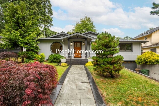 Building Photo - Unique Luxury Three Bedroom Home in Hallinan!