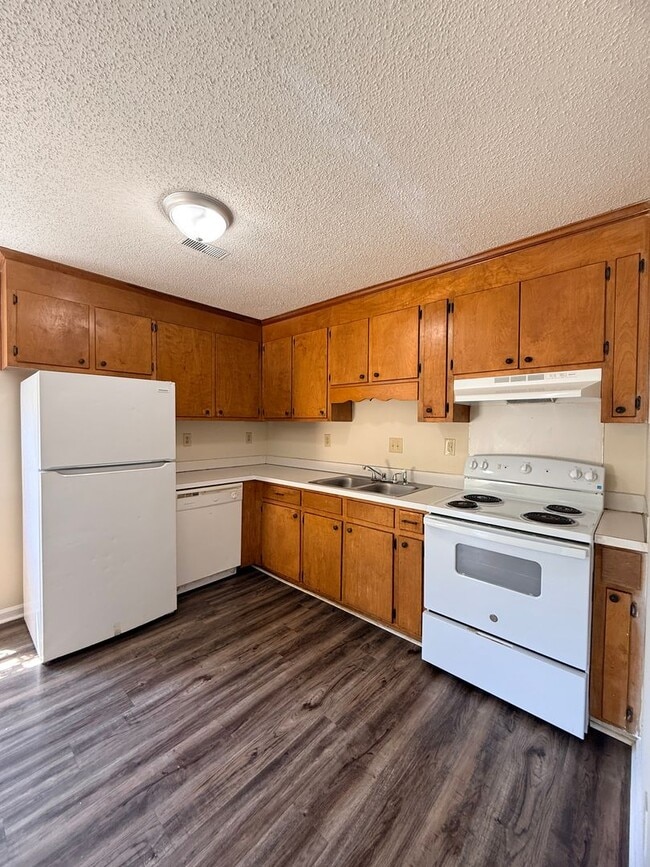 Building Photo - Ivy Court Apartments – 2 Bedroom, 1 Bath | Greenville, NC Unit 3311 9