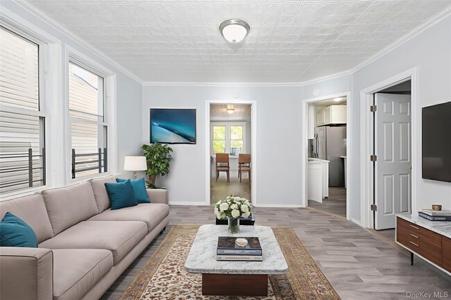 Building Photo - 611 St Lawrence Ave Unit 1