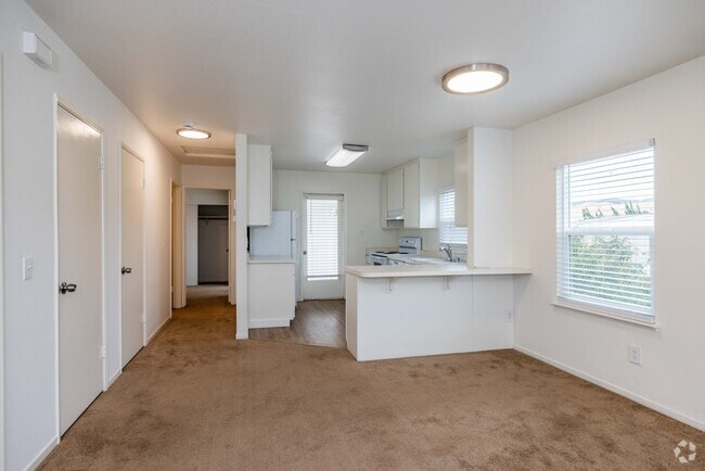 1 habitación, 1 baño - 1200 pies cuadrados - Cocina - 230 Queens Way - 55+ Community